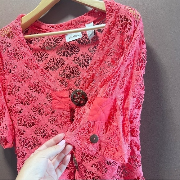 NWT Le Moda Coral Summer Mesh Wooden Button Closire Top, Small - Picture 3 of 6